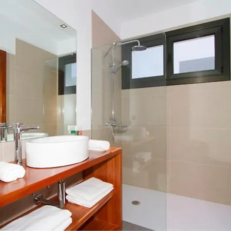 Puerto Del Carmen Sleeps 8 With Pool And Air Con